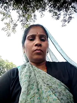 Snapshot of OliveGreen22 chatting on 10-21-25, 06:03 OliveGreen22 online show from 10-21-25, 06:03