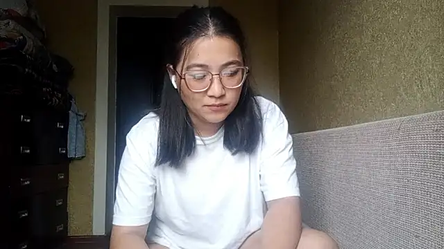 LinneaHyles online show from 11-05-25, 04:01