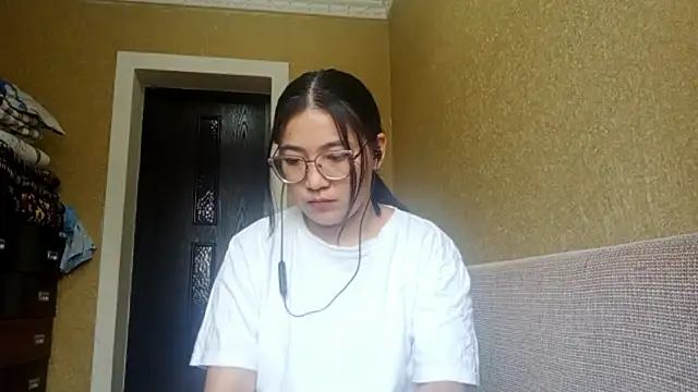 LinneaHyles online show from 11-10-25, 04:11