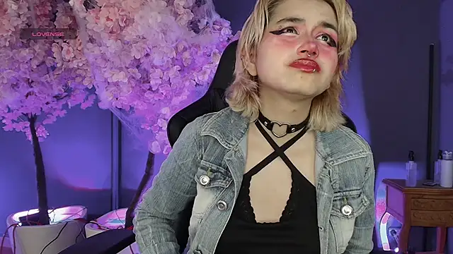 Snapshot of Navier__ chatting on 10-24-25, 09:00 Navier online show from 10-24-25, 09:00