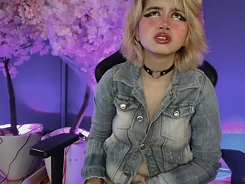 Snapshot of Navier__ chatting on 10-25-25, 02:13 Navier online show from 10-25-25, 02:13