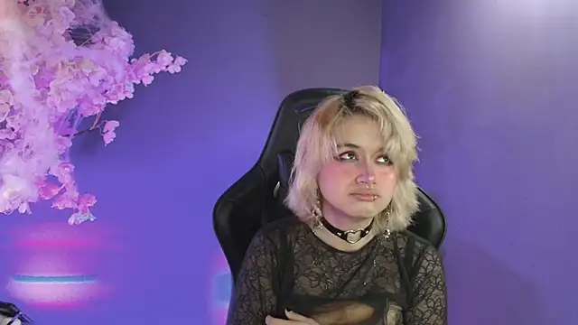 Snapshot of Navier__ chatting on 10-29-25, 01:24 Navier online show from 10-29-25, 01:24