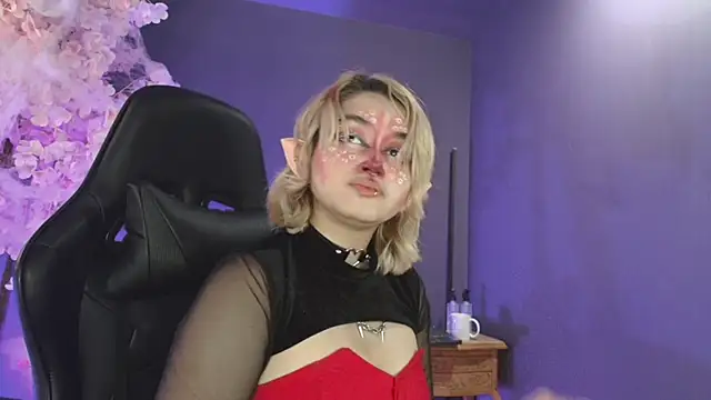 Snapshot of Navier__ chatting on 10-31-25, 02:18 Navier online show from 10-31-25, 02:18