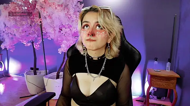 Snapshot of Navier__ chatting on 11-04-25, 03:22 Navier online show from 11-04-25, 03:22