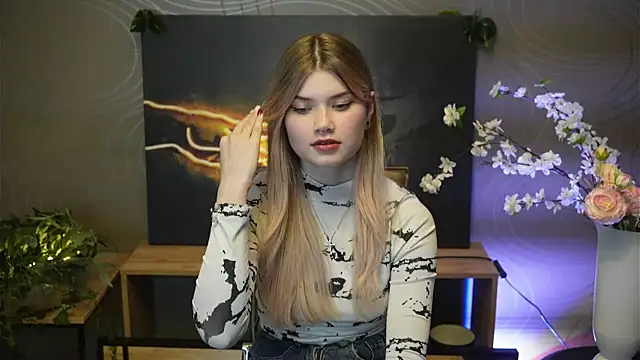 Snapshot of EloisKristy chatting on 10-18-25, 07:09 EloisKristy online show from 10-18-25, 07:09