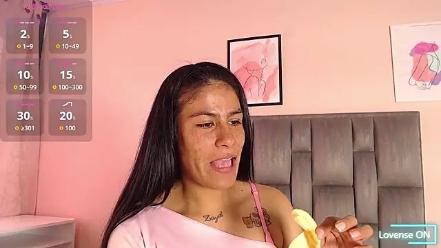 Snapshot of Ailyn8 chatting on 10-20-25, 09:04 Ailyn8 online show from 10-20-25, 09:04