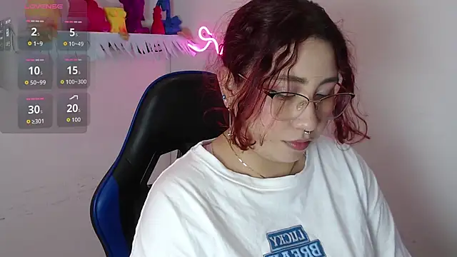 Snapshot of littlee_red chatting on 11-22-25, 08:19 littlee red online show from 11-22-25, 08:19