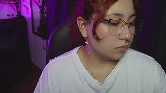 Snapshot of littlee_red chatting on 05-05-26, 10:29 littlee red online show from 05-05-26, 10:29