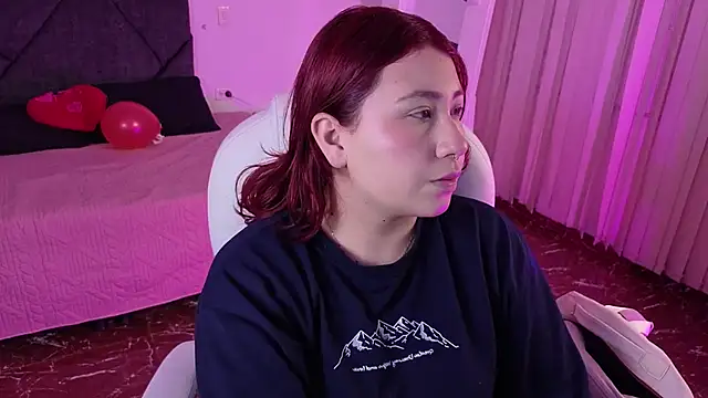 Snapshot of littlee_red chatting on 06-06-26, 08:13 littlee red online show from 06-06-26, 08:13