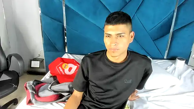 Emiliano Reyes online show from 11-19-25, 03:28