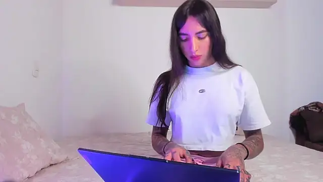 valeriahornier online show from 04-21-26, 01:42