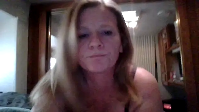 Snapshot of EazyEMLXL chatting on 11-10-25, 07:57 EazyEMLXL online show from 11-10-25, 07:57