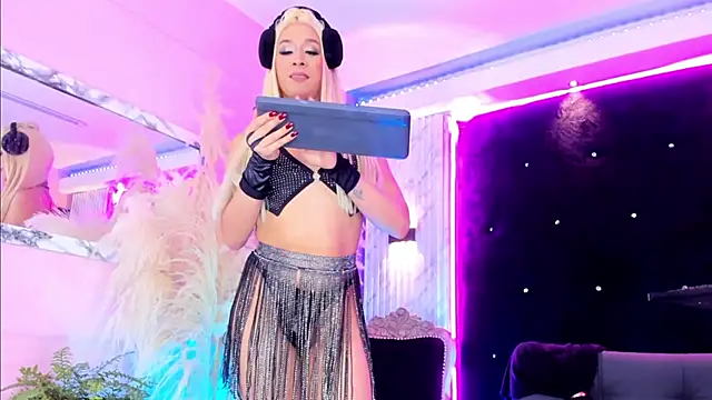 Queens Wonders Blonders online show from 10-26-25, 07:31