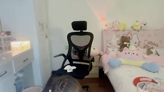 Onecutelittle online show from 11-05-25, 05:40