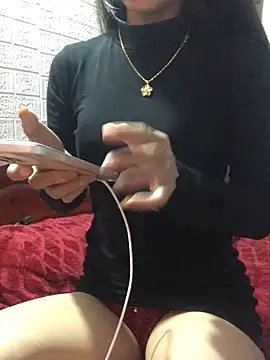 Snapshot of Kylie_beem chatting on 11-17-25, 01:44 Kylie beem online show from 11-17-25, 01:44