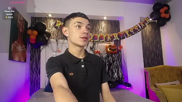 Snapshot of Mike_lawford1 chatting on 10-29-25, 01:13 Mike lawford1 online show from 10-29-25, 01:13