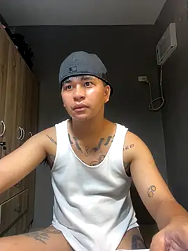 Snapshot of Sweet_Guy_tattoo chatting on 10-31-25, 05:41 Sweet Guy tattoo online show from 10-31-25, 05:41