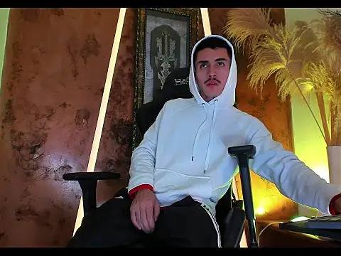 Snapshot of juli_bigcock21 chatting on 10-19-25, 04:40 juli bigcock21 online show from 10-19-25, 04:40