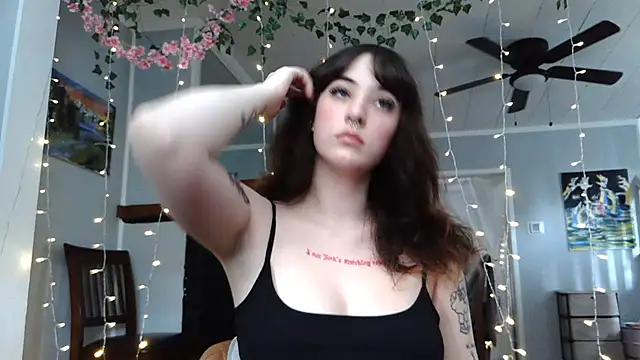 Snapshot of Trickylucy555 chatting on 07-06-26, 07:49 Trickylucy555 online show from 07-06-26, 07:49