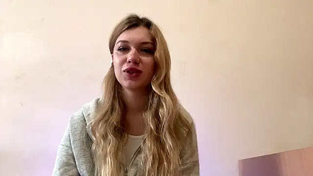 Snapshot of Fiorence_Blonde chatting on 10-21-25, 11:22 Fiorence Blonde online show from 10-21-25, 11:22