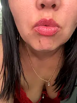 Snapshot of Love__Mom chatting on 10-25-25, 06:32 Love  Mom online show from 10-25-25, 06:32