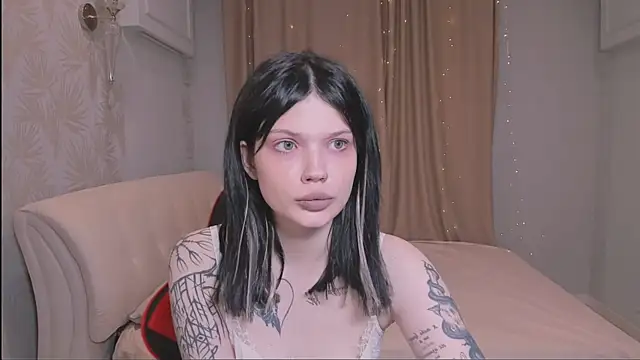 Snapshot of KeepMeOut chatting on 10-21-25, 10:27 KeepMeOut online show from 10-21-25, 10:27