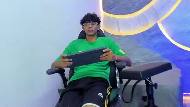 Sex Boy 33  online show from 10-28-25, 04:49