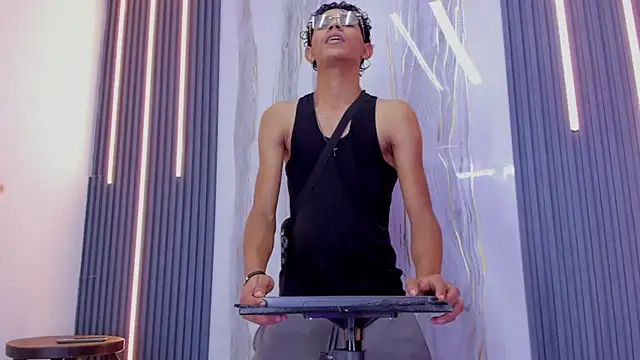 Sex Boy 33  online show from 11-02-25, 09:17