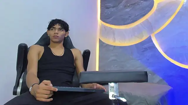 Sex Boy 33  online show from 11-10-25, 04:11