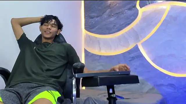 Sex Boy 33  online show from 11-18-25, 04:17