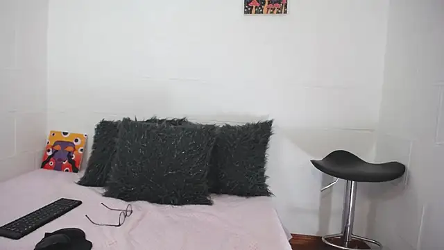 Snapshot of _IR1S_ chatting on 11-06-25, 09:05 IR1S online show from 11-06-25, 09:05