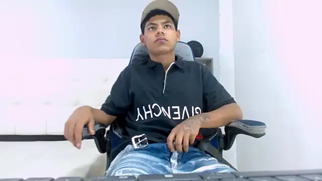 Snapshot of Yordi_Alpha chatting on 10-24-25, 07:43 Yordi Alpha online show from 10-24-25, 07:43