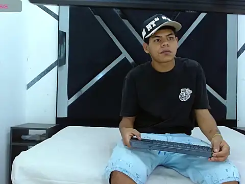 Snapshot of Yordi_Alpha chatting on 11-05-25, 01:11 Yordi Alpha online show from 11-05-25, 01:11