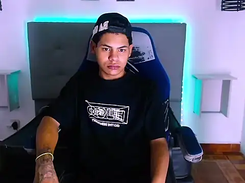 Snapshot of Yordi_Alpha chatting on 12-15-25, 06:39 Yordi Alpha online show from 12-15-25, 06:39