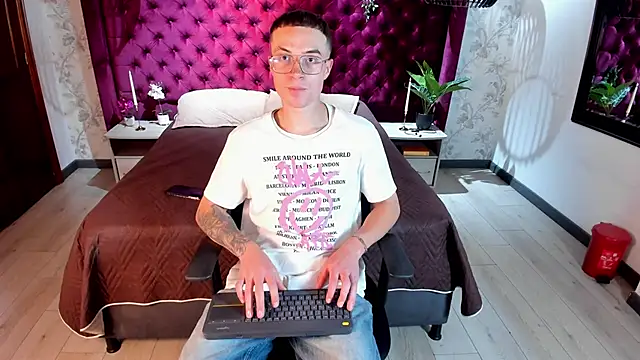 Snapshot of Lil_James chatting on 11-14-25, 08:40 Lil James online show from 11-14-25, 08:40