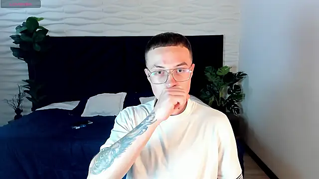 Snapshot of Lil_James chatting on 11-21-25, 08:40 Lil James online show from 11-21-25, 08:40