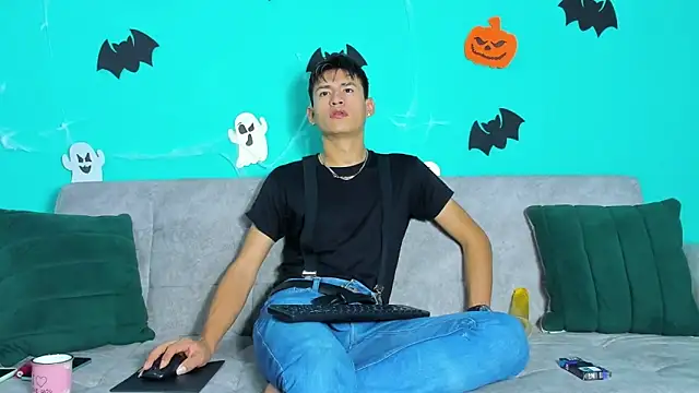 Nicolas Torres  online show from 10-29-25, 07:32