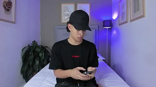 ApoloRicci online show from 10-30-25, 08:09