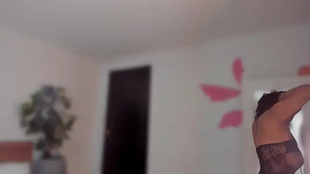 Snapshot of YariRose chatting on 05-27-26, 03:42 YariRose online show from 05-27-26, 03:42