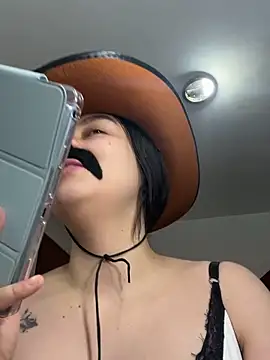 Snapshot of Selena_Roa chatting on 10-31-25, 02:56 Selena Roa online show from 10-31-25, 02:56