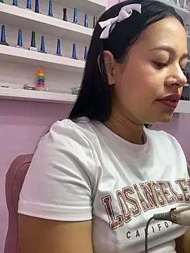 Snapshot of PaulaCruz01 chatting on 10-25-25, 04:24 PaulaCruz01 online show from 10-25-25, 04:24