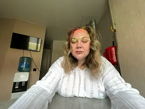 Snapshot of _GloriaLowe_ chatting on 10-27-25, 08:18  GloriaLowe  online show from 10-27-25, 08:18