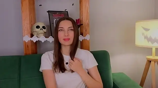 Snapshot of KateCahee chatting on 10-31-25, 12:33 KateCahee online show from 10-31-25, 12:33