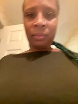 Snapshot of CreammieDelite chatting on 10-29-25, 05:20 CreammieDelite online show from 10-29-25, 05:20