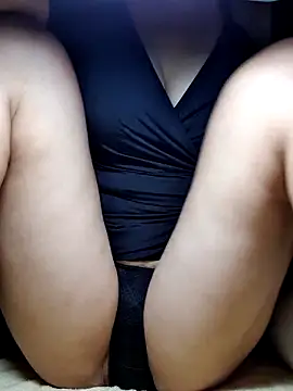 Snapshot of YennyeLa chatting on 10-27-25, 12:26 YennyeLa online show from 10-27-25, 12:26