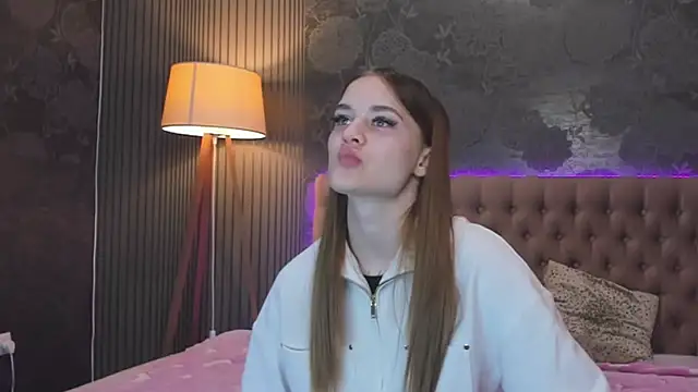 Snapshot of LuisaClover chatting on 11-17-25, 01:06 LuisaClover online show from 11-17-25, 01:06