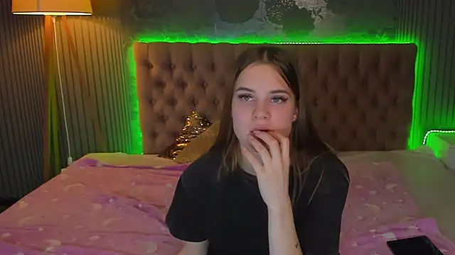 Snapshot of LuisaClover chatting on 11-18-25, 02:43 LuisaClover online show from 11-18-25, 02:43