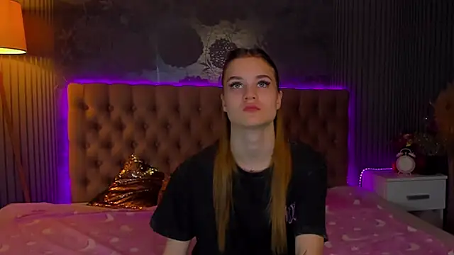 Snapshot of LuisaClover chatting on 11-19-25, 01:22 LuisaClover online show from 11-19-25, 01:22