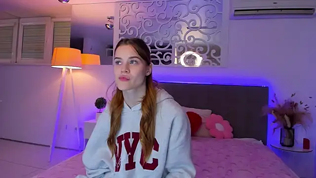 Snapshot of LuisaClover chatting on 12-01-25, 01:49 LuisaClover online show from 12-01-25, 01:49