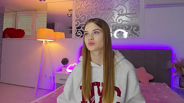 Snapshot of LuisaClover chatting on 12-03-25, 01:20 LuisaClover online show from 12-03-25, 01:20